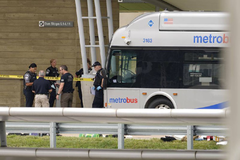 美国五角大楼周二称，一名警官周二在突发暴力事件中被刺伤身亡，一名嫌犯被执法部门击毙，当场死亡