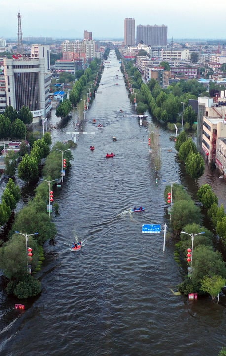 连日来，河南新乡卫辉市城区内涝严重，水位不断上涨，整个城区被淹，全城断水、断电、断路，众多群众被困