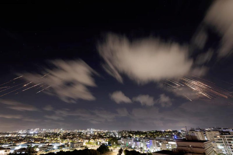 伊朗10月1日向以色列发起大规模导弹袭击，以色列总理内塔尼亚胡誓言报复