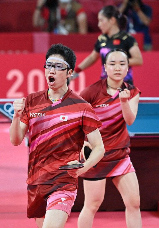 东京奥运会乒乓球混双决赛，日本队水谷隼/伊藤美诚组合4-3击败中国队许昕/刘诗雯组合，获得日本乒乓球史上首枚奥运金牌