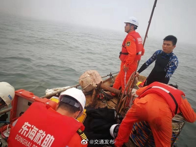 3月19日17时许，一小型民用直升机在厦门4号锚地附近坠海，交通运输部东海救助局救助指挥值班室第一时间派遣东海第二救助飞行队救助直升机、厦门救助基地应急救助队以及华英391艇等力量火速前往事发海域