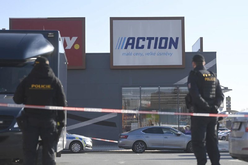 捷克赫拉德茨-克拉洛韦市一家购物中心2月20日发生持刀袭击，造成2人死亡