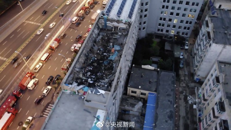 昨天，黑龙江哈尔滨香坊区一公司顶层楼面（七楼）防水施工过程中，发生顶层楼板塌落事故