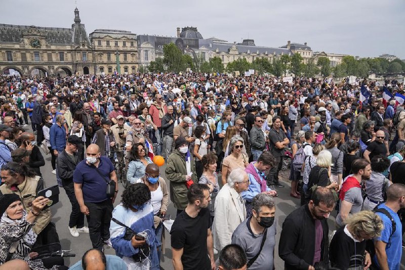 周六，超过10万人在法国各地举行抗议活动，抗议政府推动人们接种疫苗以及遏制新型冠状病毒德尔塔毒株感染上升的最新措施