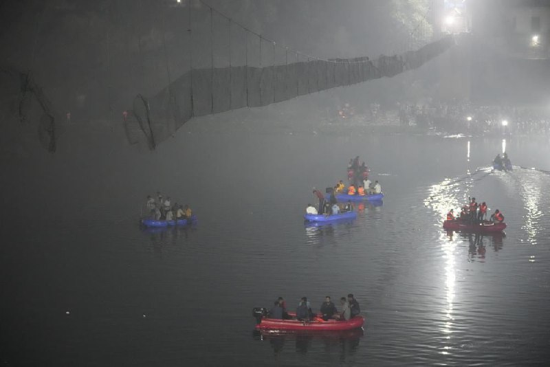 印度古吉拉特邦桥梁断裂事故已造成至少132人死亡，多人受伤，死者多为青少年、妇女和老人