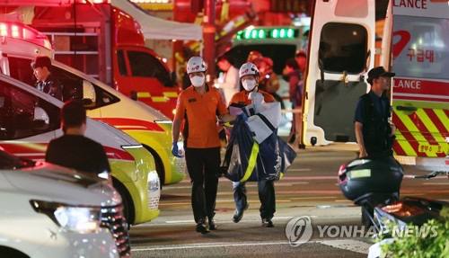 1日晚9时27分许，韩国首尔市政府站附近交叉路口有汽车冲撞人行道，已致9死5伤