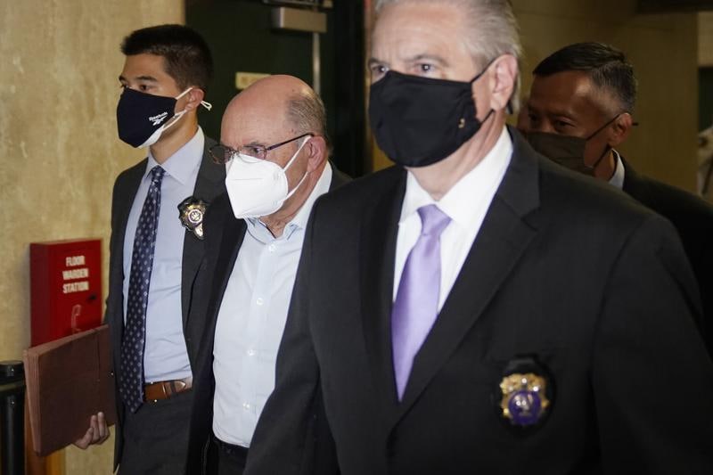 数年来对前总统唐纳德·特朗普及其生意往来的调查终于产生了第一宗刑事诉讼，但特朗普集团以及长期担任首席财务官的艾伦·魏塞尔贝格对欺诈和盗窃指控并不认罪