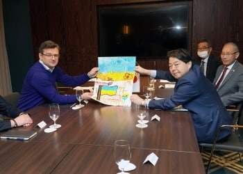 为推进乌克兰难民的接收工作，日本外务大臣林芳正作为首相岸田文雄的特使于4月1日晚出发前往波兰华沙
