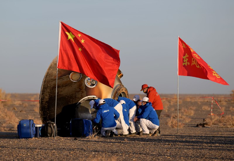 神舟十六号返回舱10月31日08:11成功着陆，景海鹏、朱杨柱、桂海潮3名航天员身体状态良好，顺利出舱