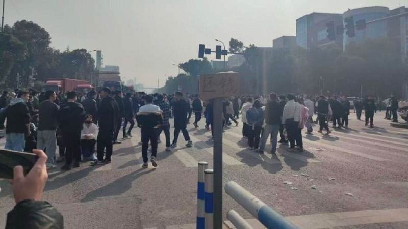 网传视频显示，重庆中元汇吉药厂有数百人7日举行抗议活动，期间与警方发生冲突