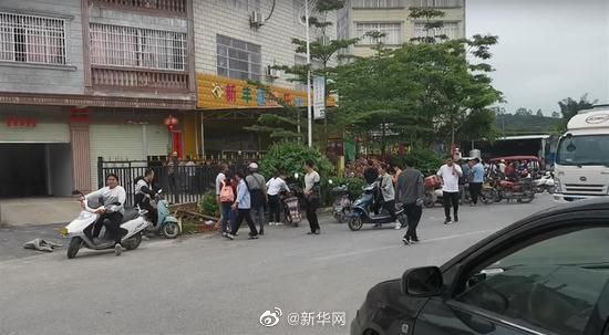 4月28日下午2时许，广西省北流市新丰镇健乐幼儿园，一名25岁男子闯入幼儿园中，持刀将幼儿园老师和学生砍伤