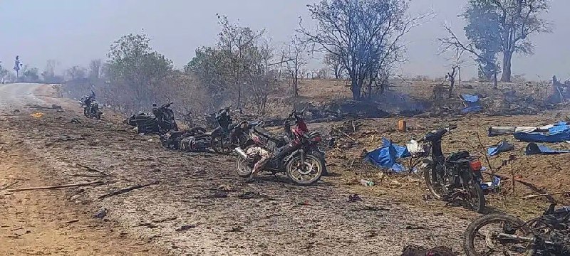 缅甸军方11日对实皆省的反对派仪式发动空袭，造成约100人死亡
