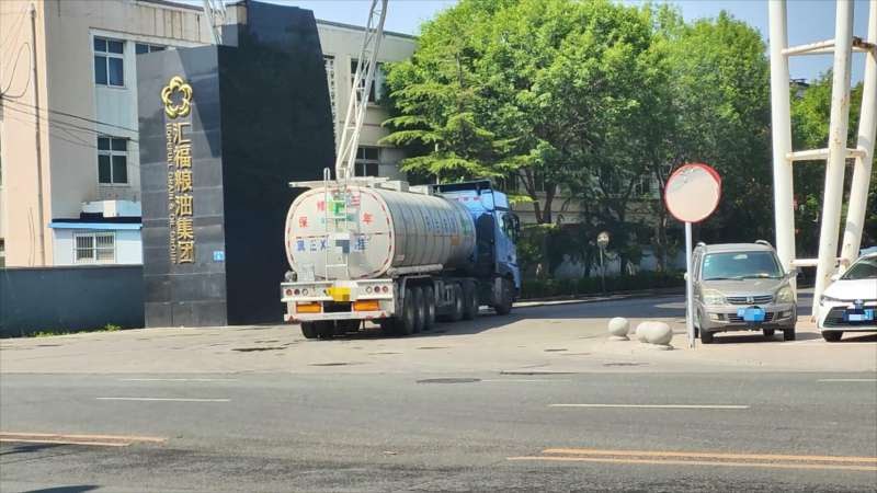 7月2日，新京报刊发的调查报道《罐车运输乱象调查》显示，罐车运输行业存在食品类液体和化工类液体运输混用且不清洗的情况，为了节省开支，有的罐车运完了煤制油，再装运食用油