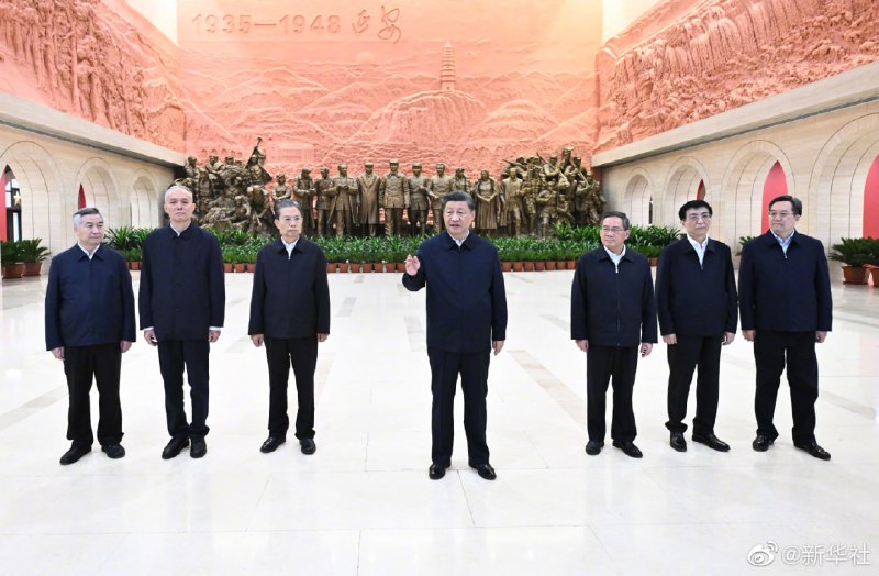 全体中共二十届中央政治局常委10月27日在延安参观中共七大会址、杨家岭毛泽东旧居、延安革命纪念馆