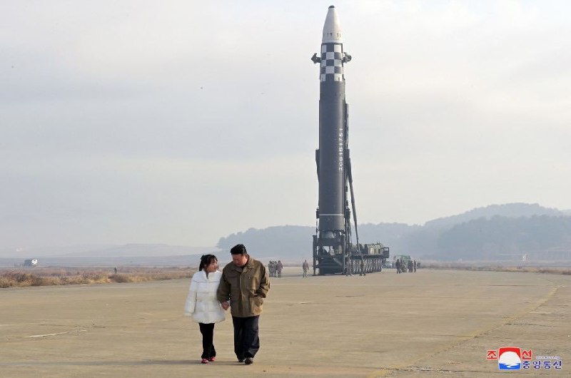 韩国国家情报院研判，日前陪同金正恩观摩新型洲际弹道导弹试射的女童为金正恩的第二个孩子金主爱（音，김주애）