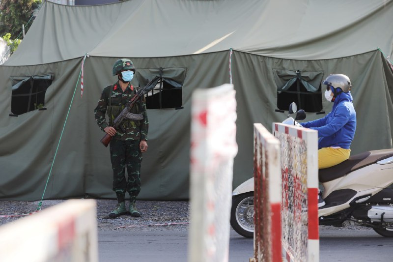 越南胡志明市疫情严重，当局在当地部署士兵以执行严格封锁措施