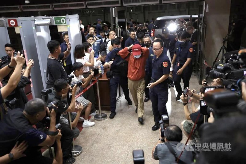 台北地方法院2日凌晨裁定，柯文哲无保请回、彭振声羁押禁见