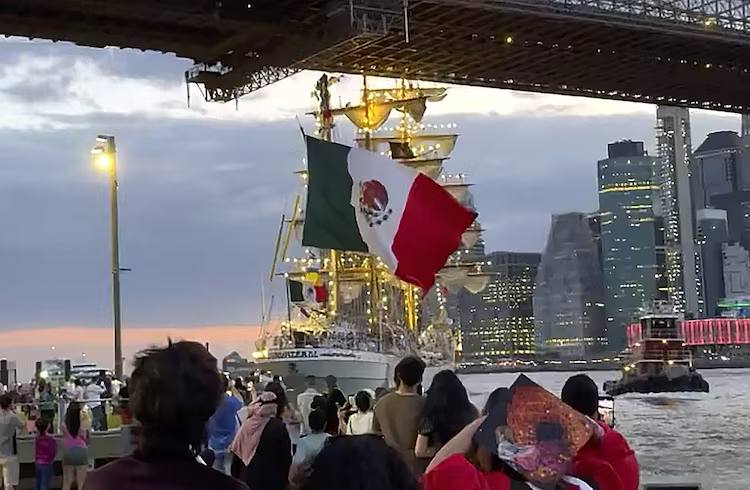墨西哥海军一艘帆船5月17日在“航行机动”时撞上美国纽约布鲁克林大桥，造成至少2人死亡、19人受伤