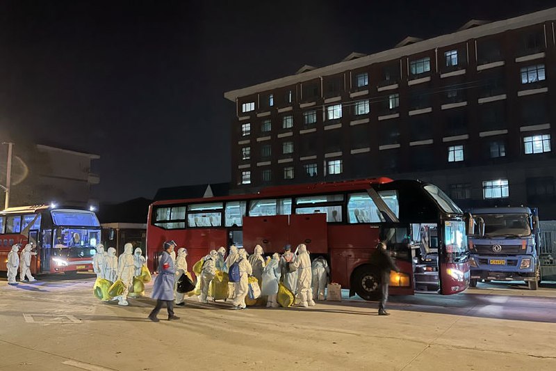 财新访问上海东海老年护理院数位护工了解到，目前院内一些医护人员、护工已被转移、隔离，但院中病患或老人大多难以自理，生活保障不足，临时招募的护工管理散乱，正常照护秩序正遭受冲击