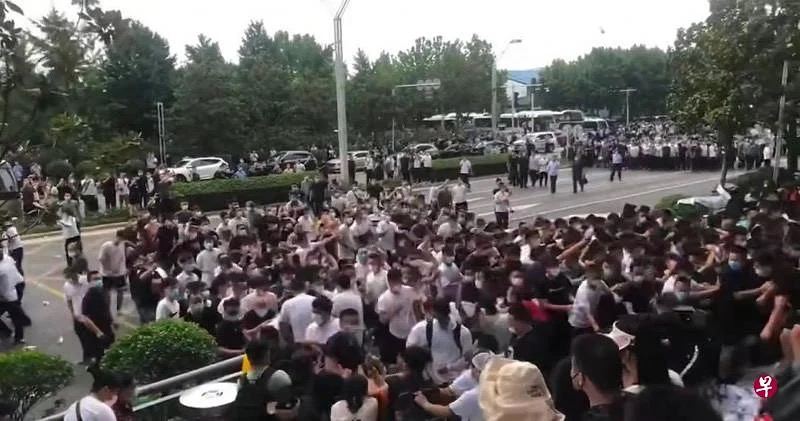 周日，上千名村镇银行储户在郑州维权，随后被身份不明的人员驱散，部分储户被带走