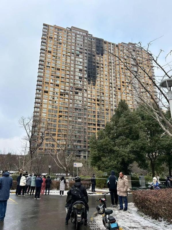 南京雨花台区明尚西苑居民楼23日清晨发生火灾，造成至少15人死亡、44人受伤