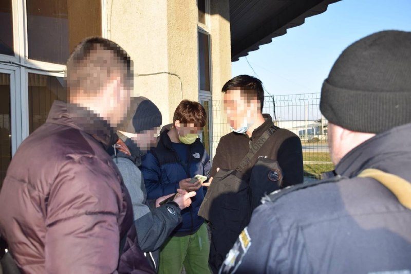 乌克兰边防局14日通报，有两名中国男子试图携两名婴儿离境进入罗马尼亚，因无法出示婴儿的身份文件被拦截