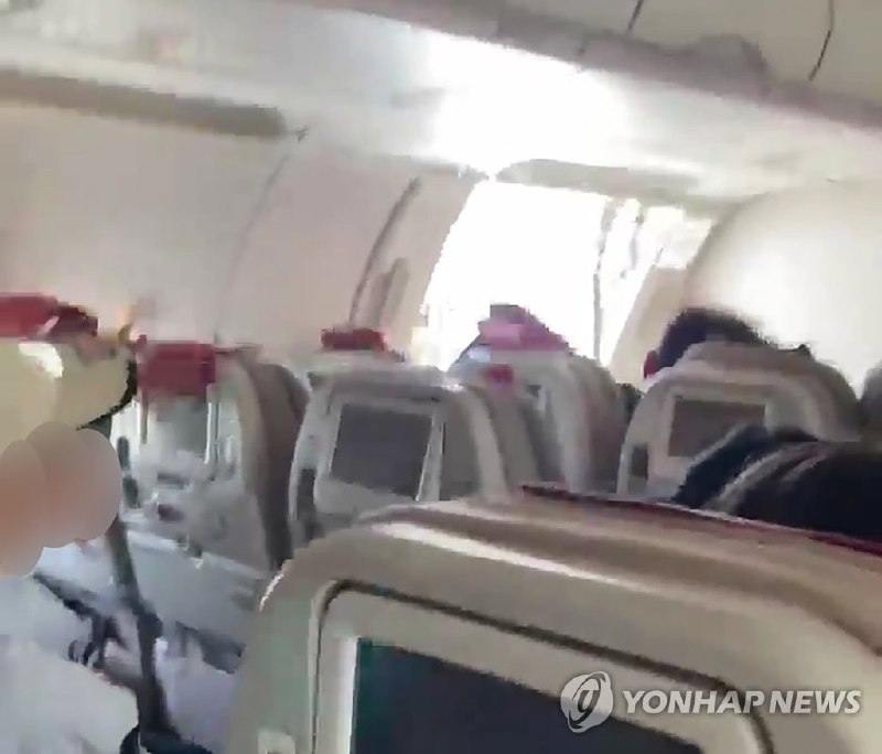 韩亚航空OZ8124次（济州–大邱）在空中打开舱门，造成9人出现呼吸困难症状被送医