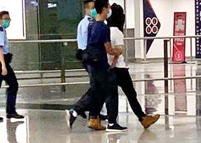 香港警方证实，凌晨在机场拘捕一名20多岁男子，涉嫌昨日在铜锣湾，以利器刺伤一名防暴警员