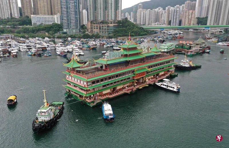 位于香港仔的珍宝海鲜舫在2020年3月停业，船只于今天转移离港，计划前往东南亚进行维修
