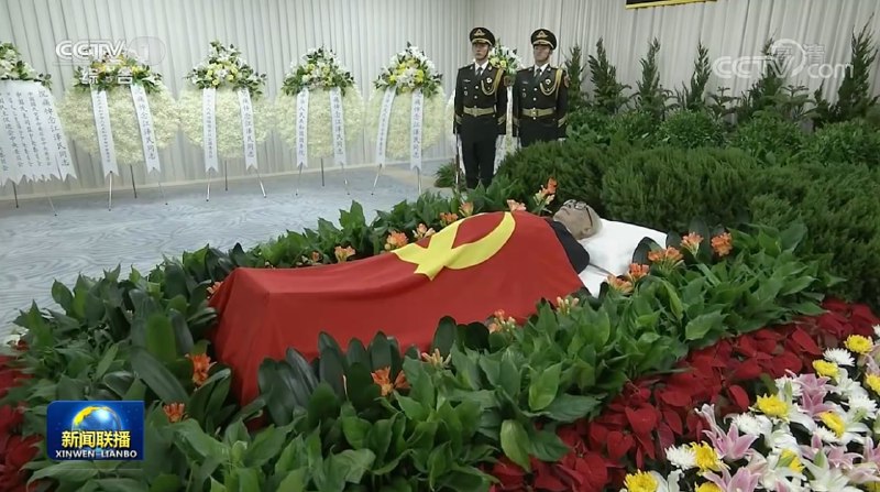 江泽民遗体12月1日中午12:10在上海华东医院办起灵仪式，然后转运至虹桥机场，当地组织群众沿路目送