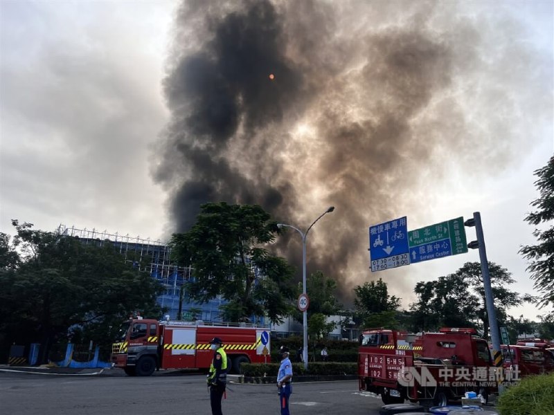 台湾，屏东科技产业园区明扬公司厂房22日傍晚起火，致包含3名消防员在内的5人死亡，近百人受伤