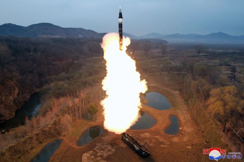朝鲜宣布成功试射新型中远程高超音速弹道导弹