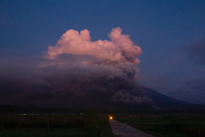 印度尼西亚塞梅鲁火山发生大规模喷发