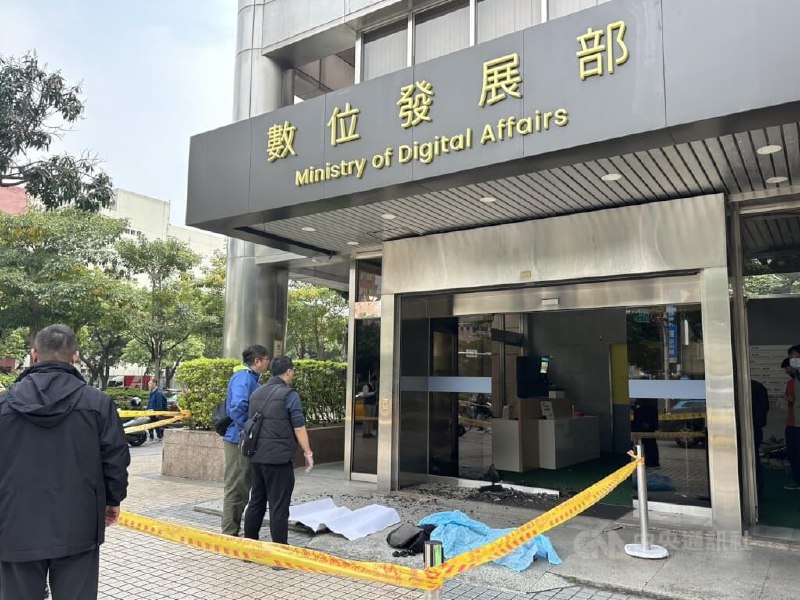 台湾，数位发展部大门28日遭人连开三枪，现年54岁的枪手张某被警方当场逮捕，并查扣1长枪、1短枪、5颗镇暴弹、短枪弹匣以及束带