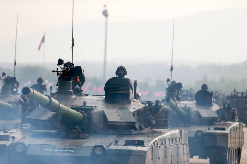仰光的一名独立研究人员发布的一份统计数据显示，随着夜幕降临，27日缅甸在镇压中的死亡人数达到93人，分布在20多个城镇