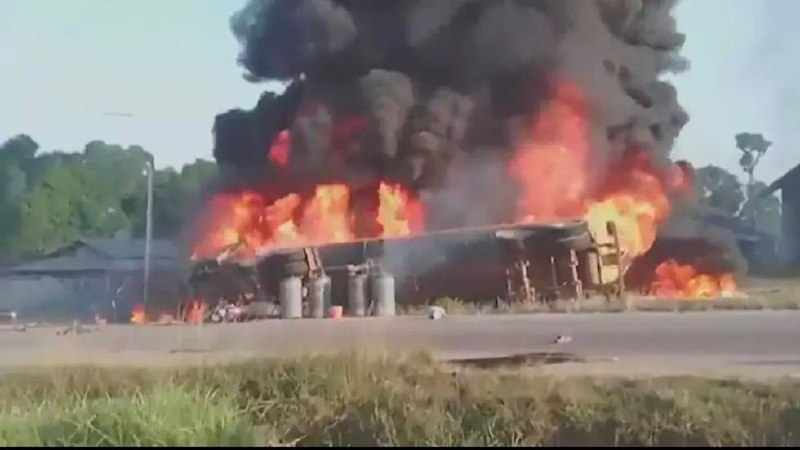 利比里亚一辆载有汽油的油罐车26日在邦山县托托塔地区失去控制，驶离道路，坠入沟渠