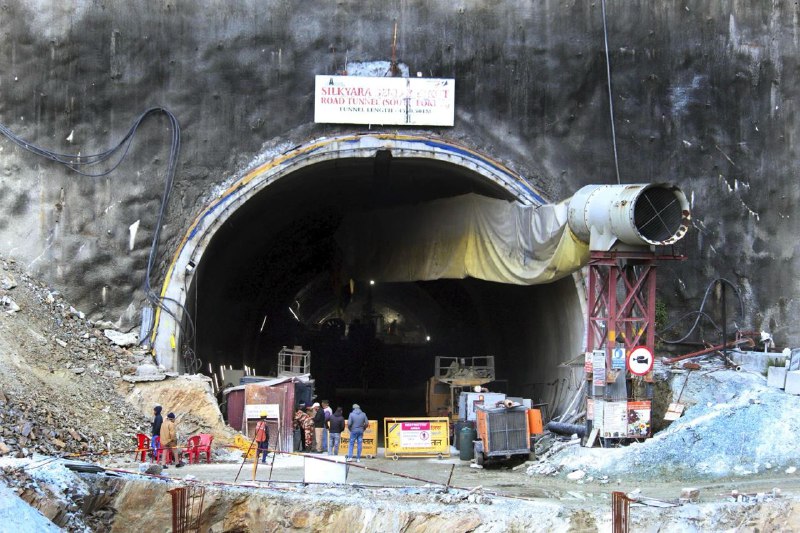 印度北阿肯德邦一处在建隧道12日塌方，41名工人至今仍受困其中