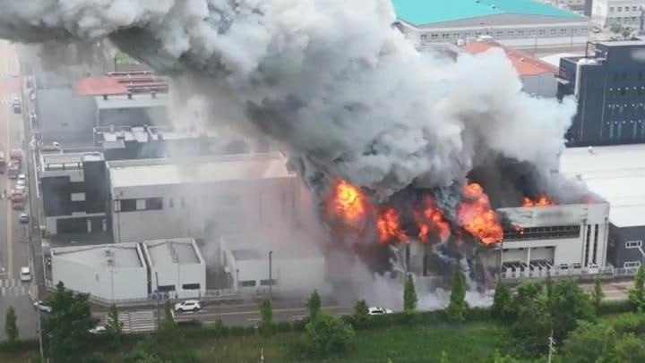 位于韩国京畿道华城市西新面的一次电池制造商“ARICELL”的工厂24日上午发生火灾，致22死8伤，死者中有18人是中国公民