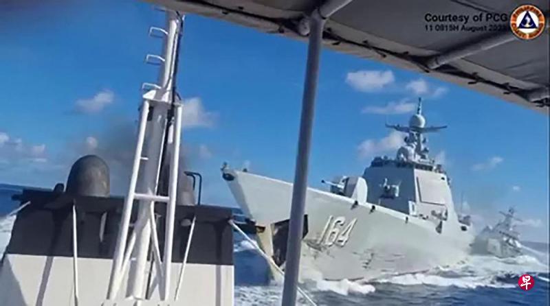 菲律宾海警8月11日称，中国海警3104舰艇当天高速追击菲律宾海警舰艇“苏卢安”号时，从菲舰艇右舷进行危险机动，致使其与舷号164的中国海军052D型导弹驱逐舰“桂林”号相撞