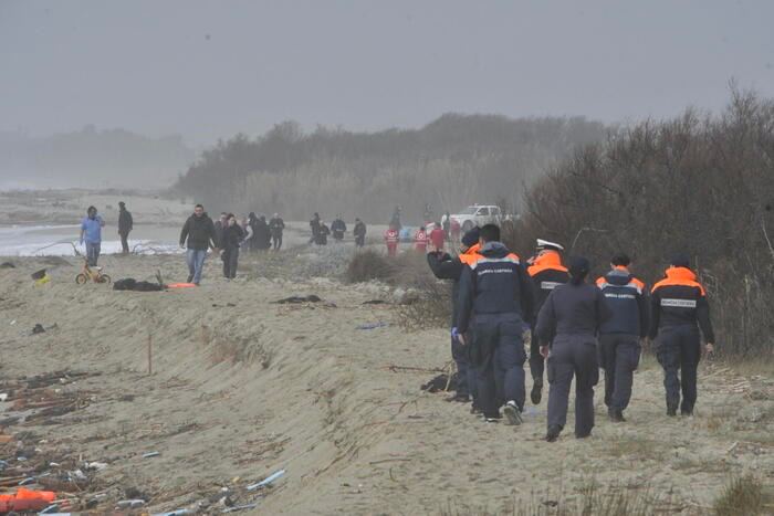 意大利克罗托内Steccato di Cutro附近发生一起移民船只沉船事故，至少33人死亡