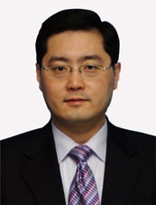 知情人士称，55岁的秦刚将接替68岁的崔天凯成为新任中国驻美大使，他于周二前往华盛顿