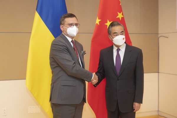 在纽约出席联大的王毅9月22日出席安理会乌克兰问题外长会，又会见乌克兰外长库列巴和北约秘书长斯托滕贝格