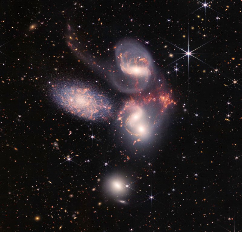 美国航天局12日公布了更多韦伯空间望远镜拍摄的全彩宇宙图像及光谱图