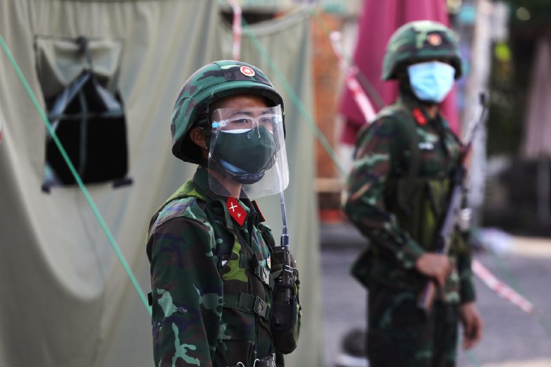 越南胡志明市疫情严重，当局在当地部署士兵以执行严格封锁措施