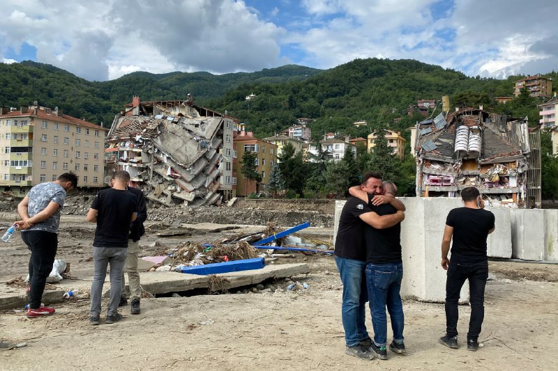 土耳其北部黑海地区的洪水造成的死亡人数已上升至44人，目前失踪人员的搜寻工作仍在继续