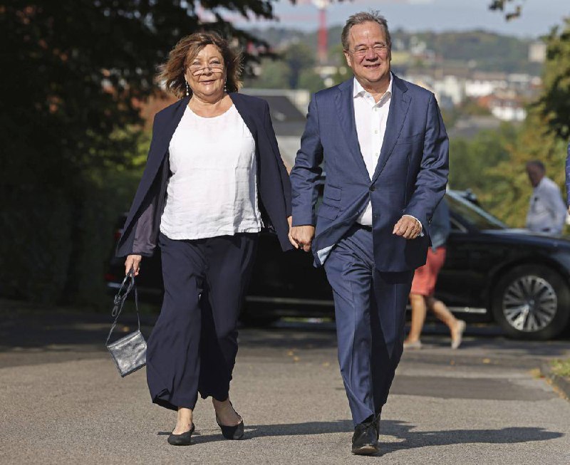 26日举行的第20届德国联邦议院选举选情胶着，社会民主党（社民党）和执政党联盟党（由基民盟和基社盟组成）都宣称将领导下一任政府