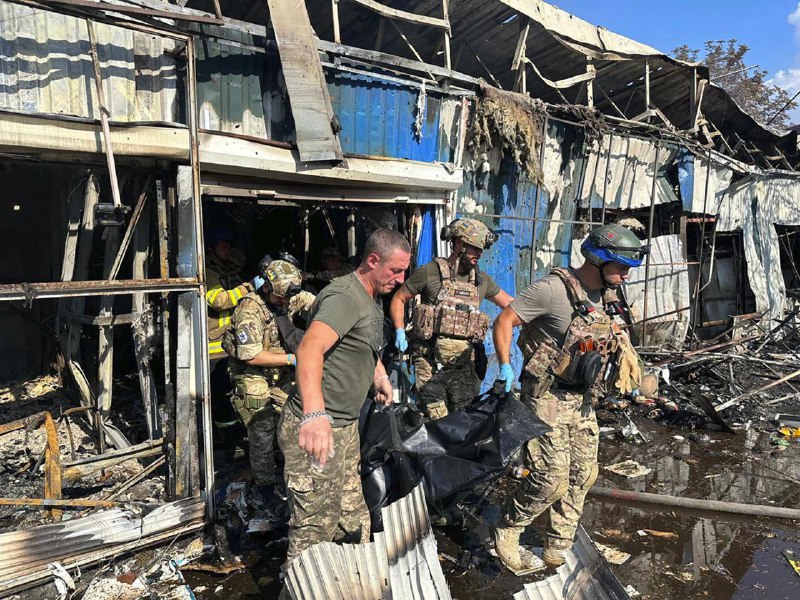 俄罗斯6日袭击了乌克兰东部康斯坦丁尼夫卡的一个市场，造成至少16人死亡、31人受伤，袭击造成多家商店以及建筑受损