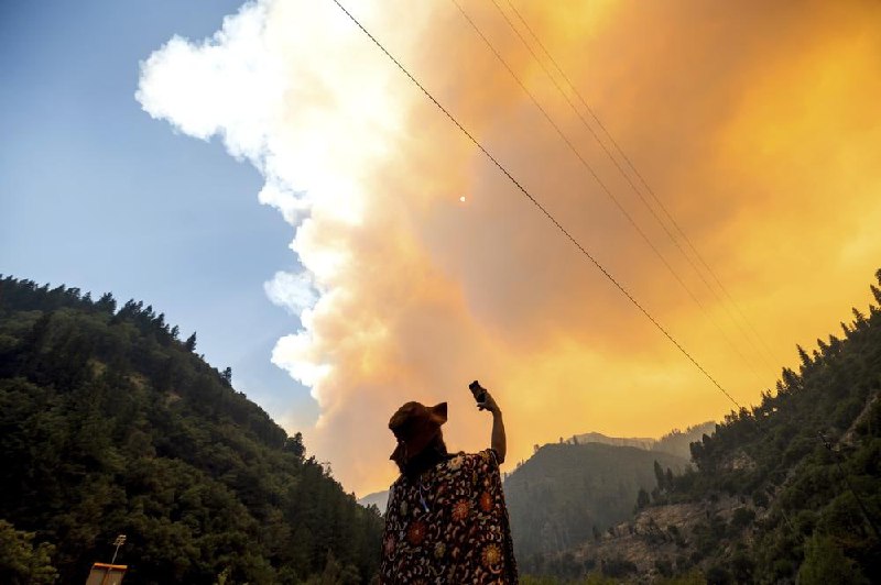 周一，随着美国西部和加拿大部分地区的炎热干燥天气持续，美国俄勒冈州大型野火再次蔓延