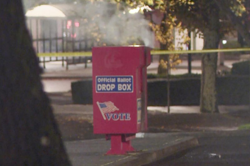 美国俄勒冈州波特兰市和华盛顿州温哥华市18日发生总统选举投票箱纵火事件