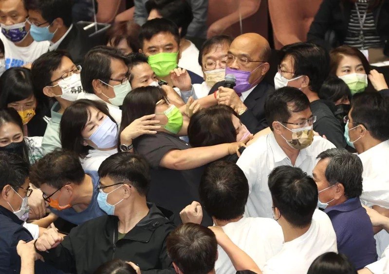 台北，行政院长苏贞昌今天上午9时在蓝绿立委推挤下，顺利在发言台上完成施政报告